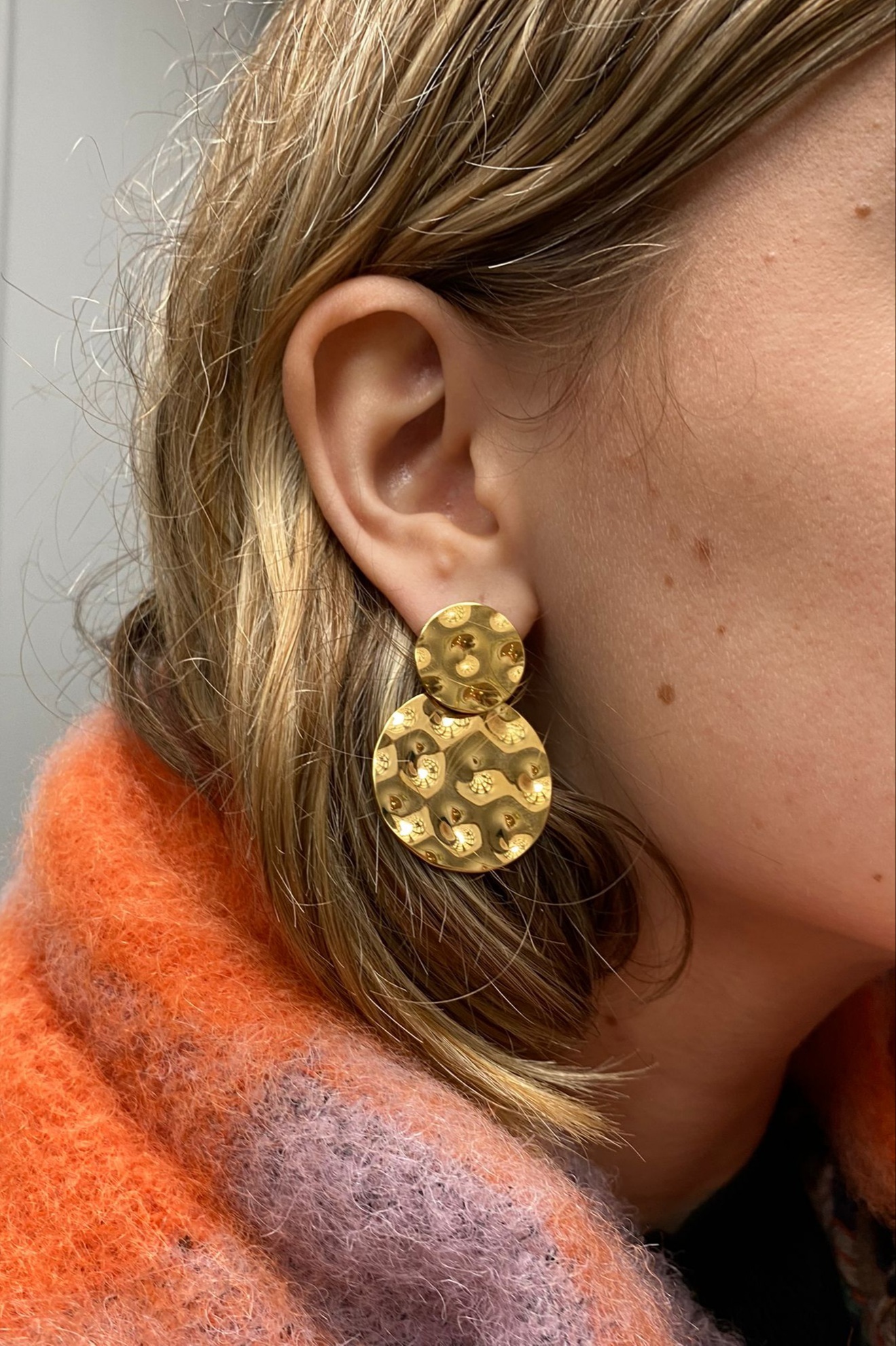 Boucles d'oreilles Gaia doré martelé marque OMACOO