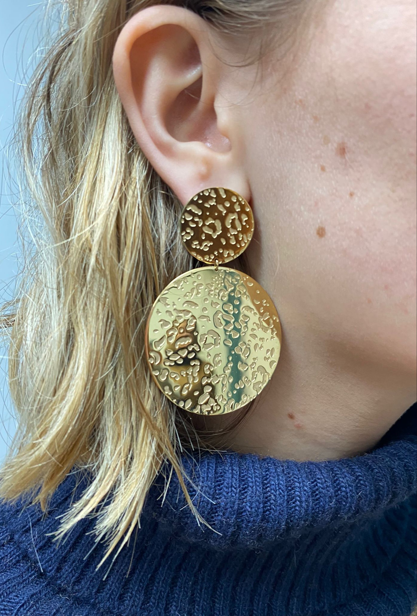 Boucles d'oreilles minerve doré gravé marque OMACOO