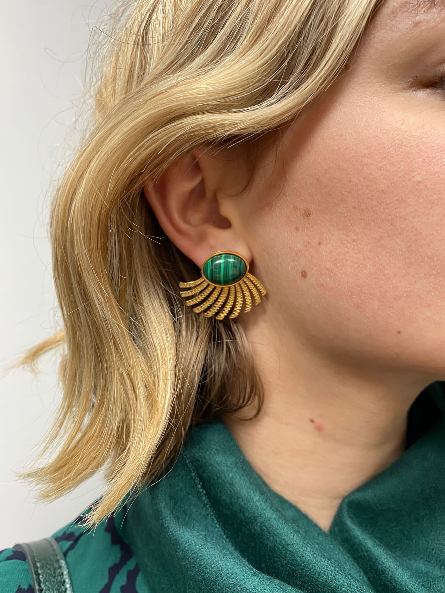 boucles d'oreilles puces oedipe pierre naturelle malachite et acier inoxydable doré