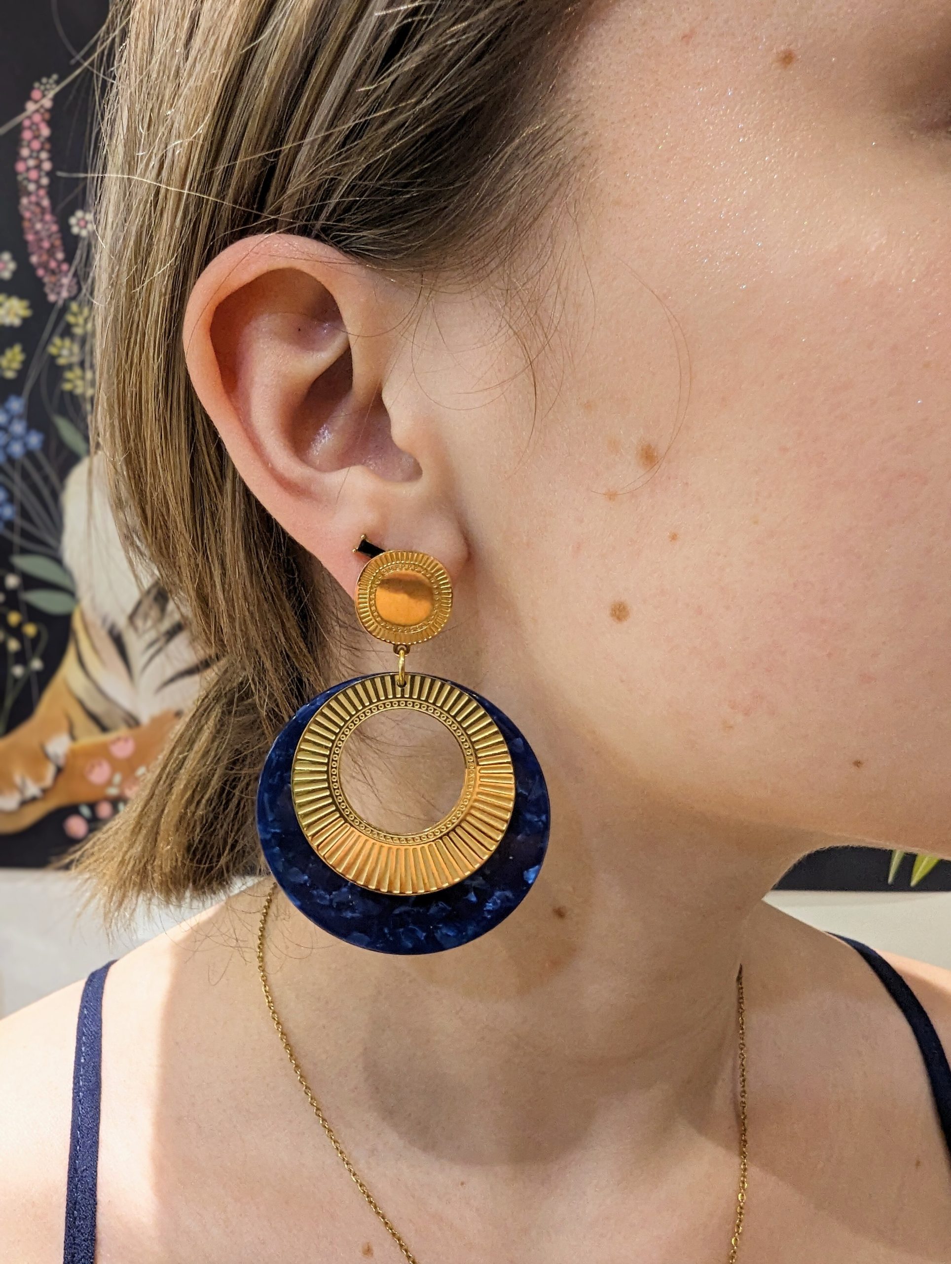 Boucles d'oreilles multi acétate de cellulose doré gravé marque OMACOO