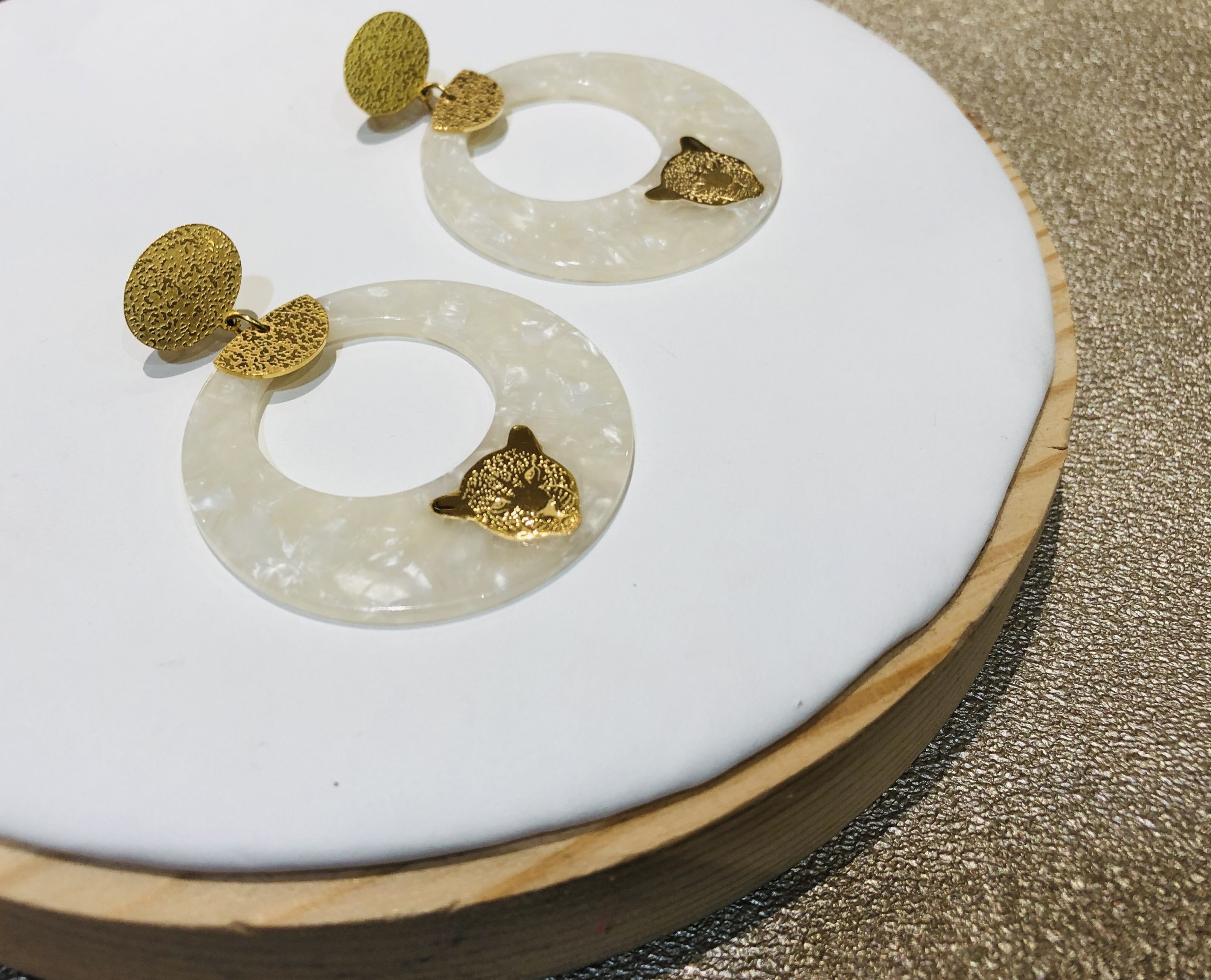 Boucles d'oreilles tigre blanc acétate de cellulose doré gravé marque OMACOO