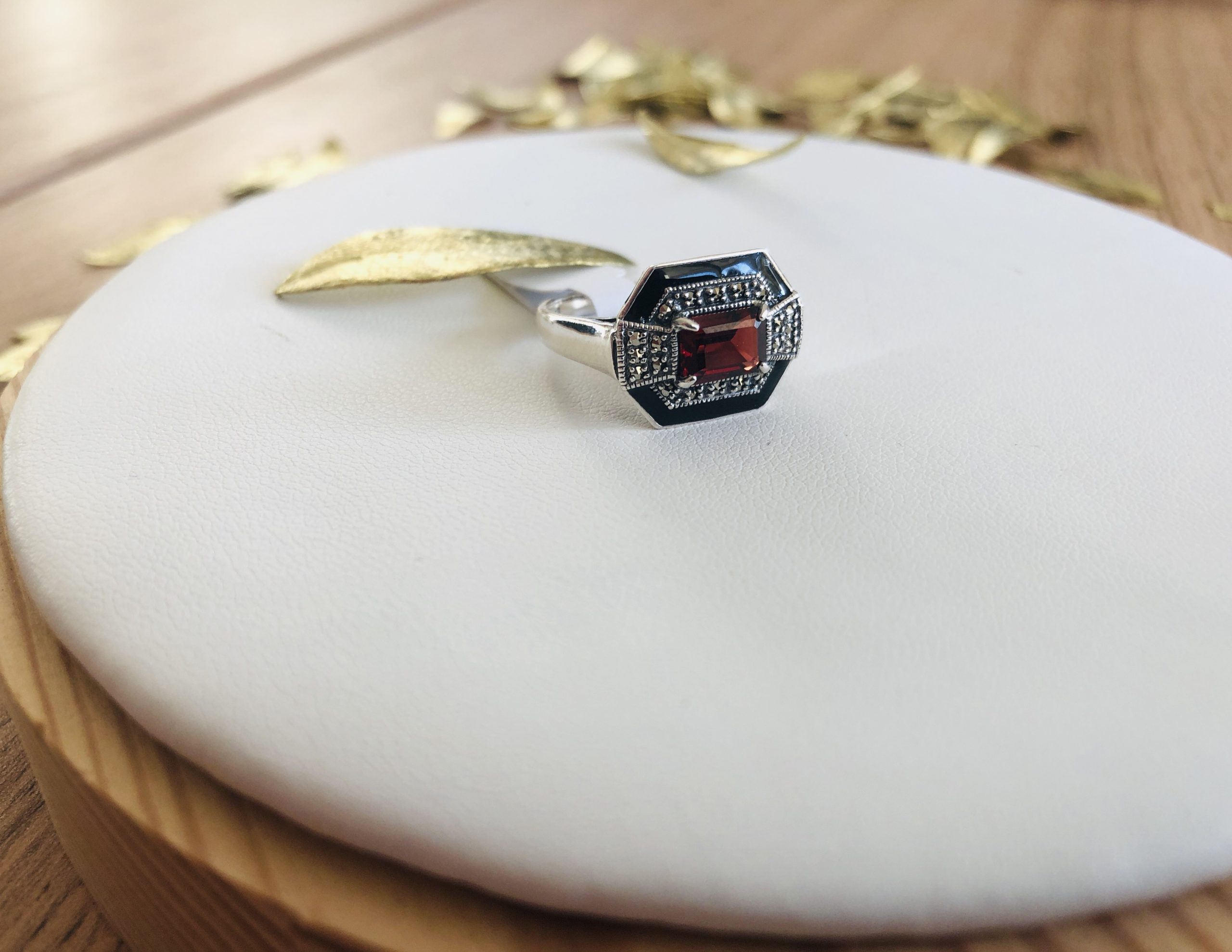 bague art deco argent 925 grenat marcassites marque La Metrop Compagnie