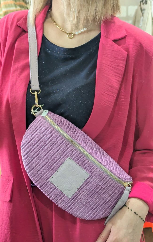 Sac Banane clem rafia lilas cuir.
