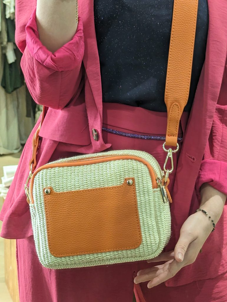 Sac Bandoulière rafia orange cuir.