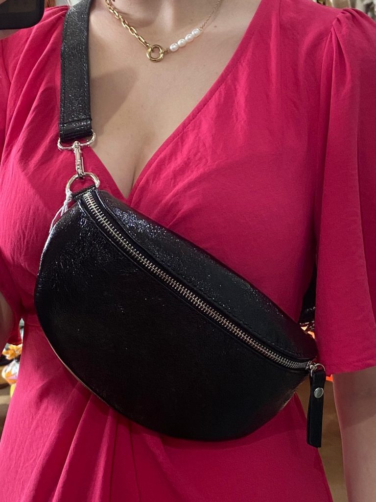 sac banane brillante cuir noir