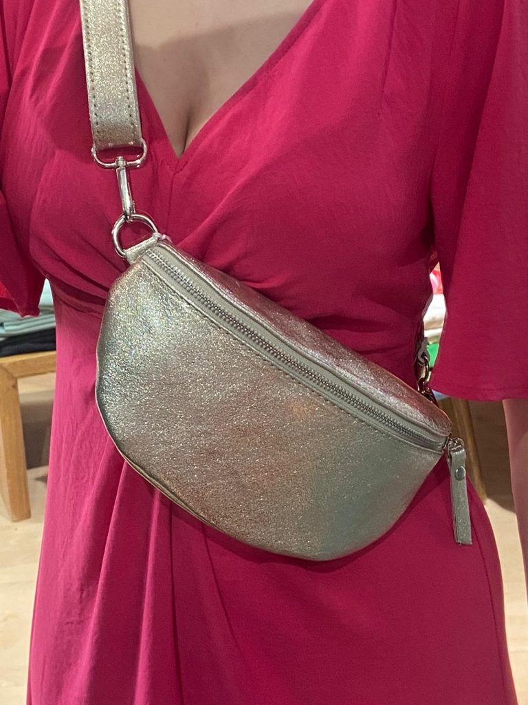 sac banane brillante cuir rose