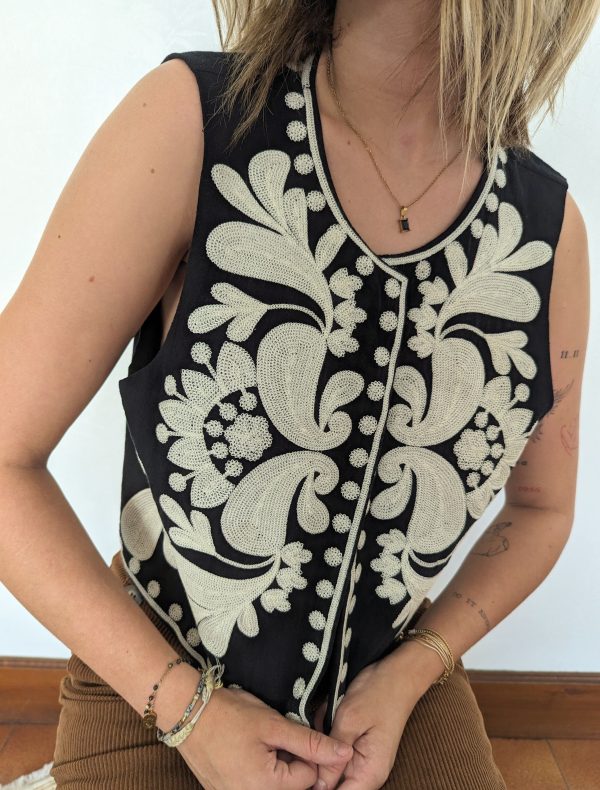 gilet broderie noir marque emma blue
