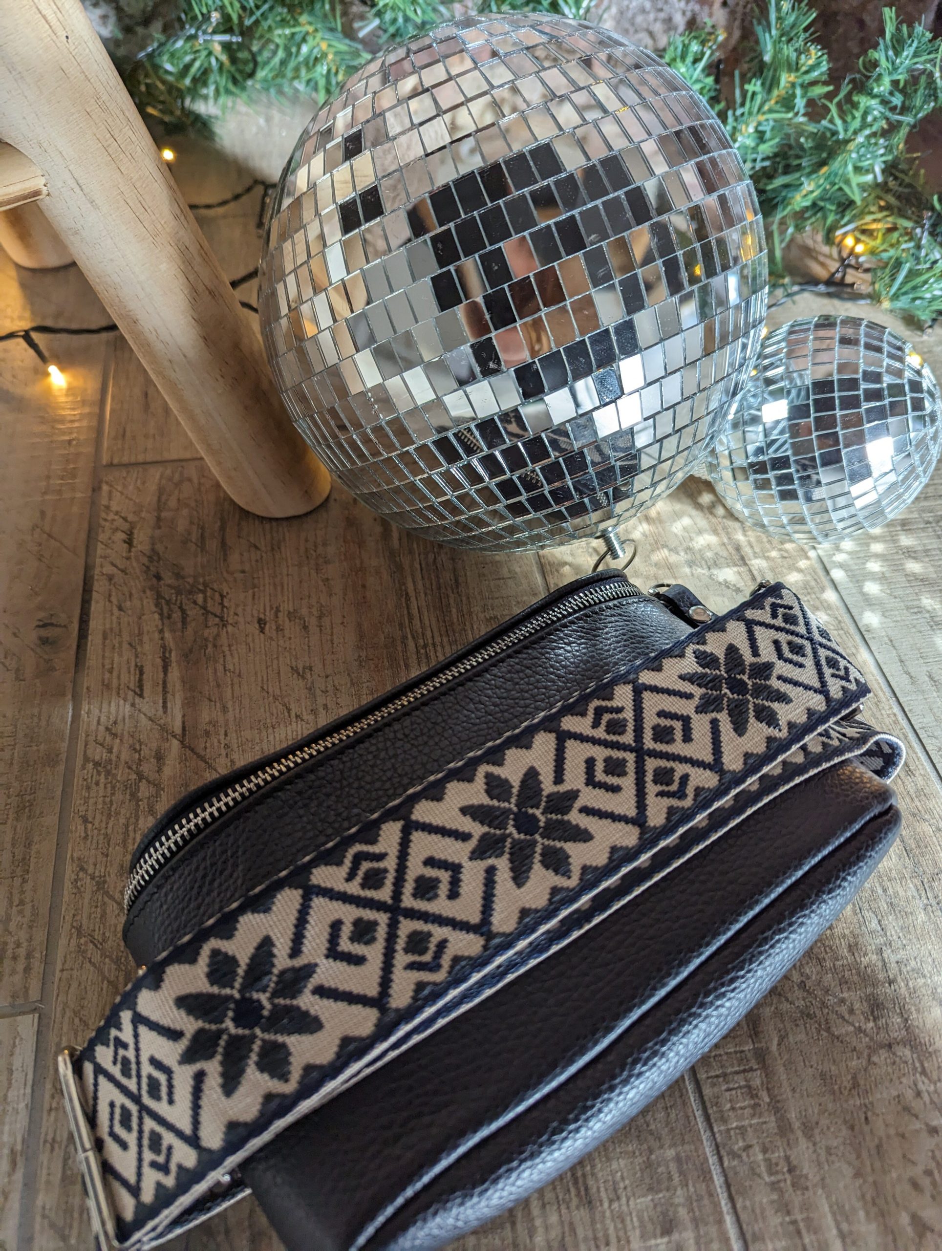 sac banane mat cuir marine bandoulère décoré