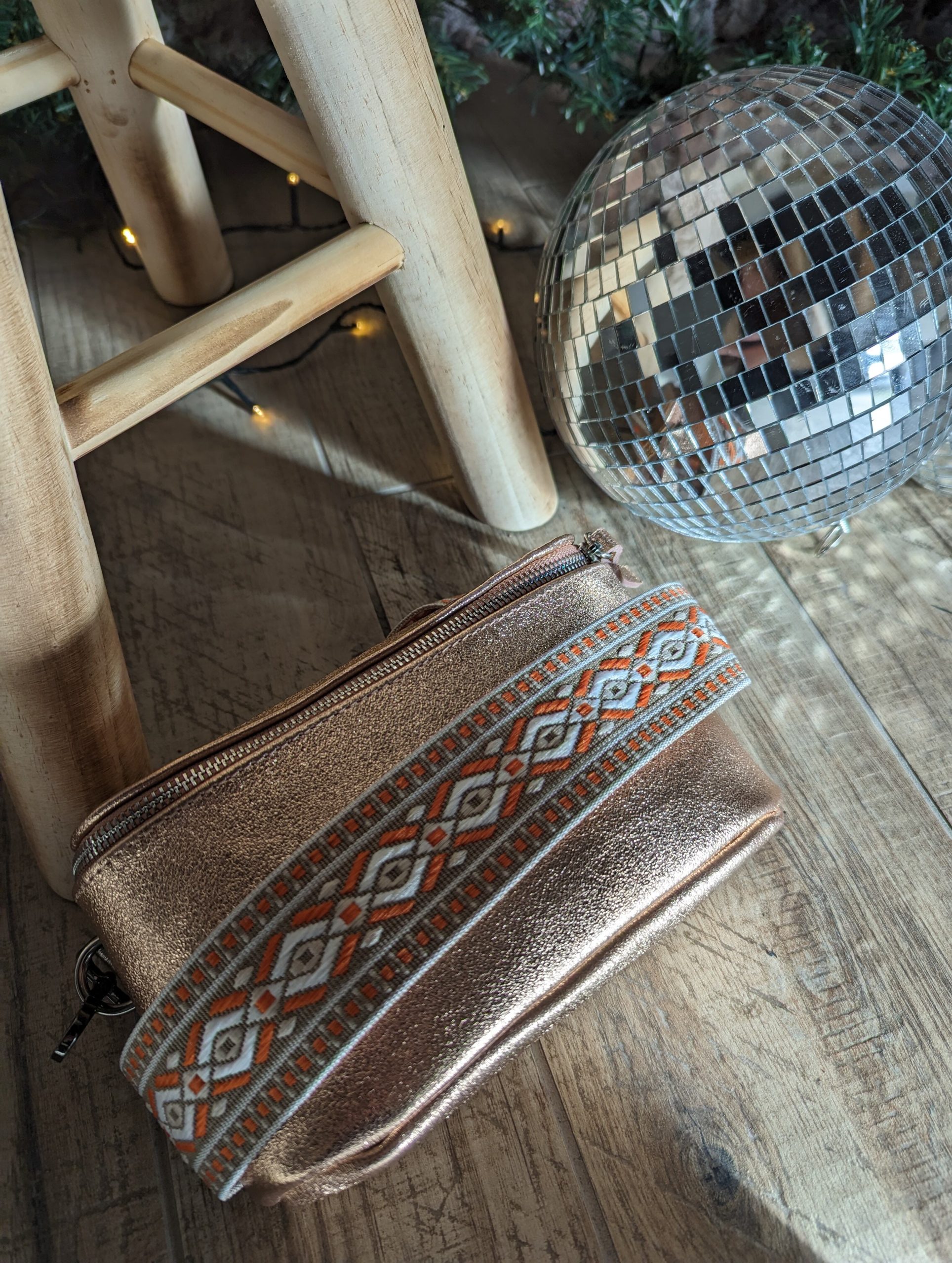 sac banane mat cuir rose brillant bandoulère décoré